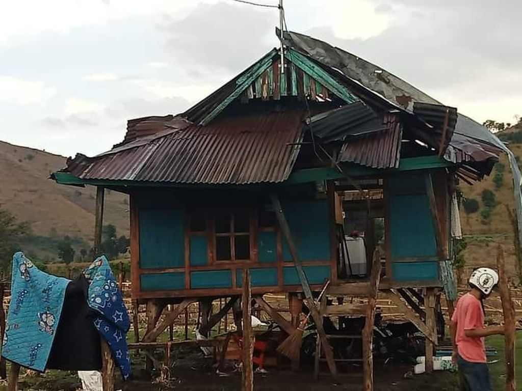 Diterjang Angin Puting Beliung, 9 Rumah Warga di Dompu NTB Rusak