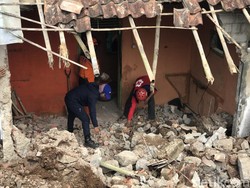 Detik-detik Horor Sekeluarga Tertimpa Tembok Longsor di Sukabumi