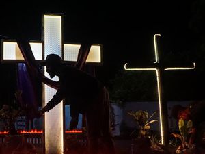 Sambut Paskah, Umat Kristiani Dekorasi Taman di Papua