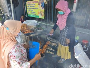 Larisnya Sate Klopo Dinoyo, Sehari Raup Omzet hingga Rp 3,6 Juta Larisnya Sate Klopo Dinoyo, Sehari Raup Omzet hingga Rp 3,6 Juta