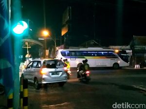Sejuta Cerita dan Asa Para Penyambut Pemudik di Simpang Gumawang Pekalongan