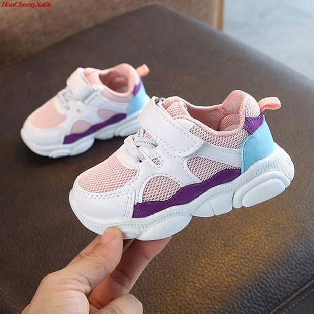 Sneackers anak dengan pengaman tali serta perekat yang nyaman. Foto : myshopify.com Sneackers anak dengan pengaman tali serta perekat yang nyaman. Foto : myshopify.com