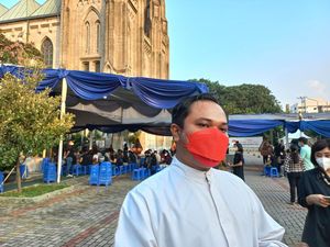 Antusiasme Warga Rayakan Jumat Agung di Gereja Katedral Jakarta Antusiasme Warga Rayakan Jumat Agung di Gereja Katedral Jakarta