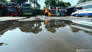 Suasana Terminal Cileungsi Bogor yang Masih Sepi Penumpang
