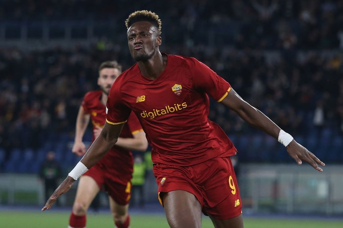 Tammy Abraham ROME, ITALY - APRIL 14: Tammy Abraham of AS Roma celebrates after scoring the opening goal during the UEFA Conference League Quarter Final leg two match between AS Roma and FK Bodo/Glimt at Olimpico Stadium on April 14, 2022 in Rome, Italy. (Photo by Paolo Bruno/Getty Images)