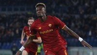 Abraham nyatanya jadi pemain debutan di Serie A asal Inggris yang pecahkan rekor bikin gol terbanyak dengan 17 gol di liga, total  27 gol di seluruh kompetisi (Getty Images)