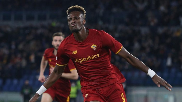 ROME, ITALY - APRIL 14:  Tammy Abraham of AS Roma celebrates after scoring the opening goal during the UEFA Conference League Quarter Final leg two match between AS Roma and FK Bodo/Glimt at Olimpico Stadium on April 14, 2022 in Rome, Italy.  (Photo by Paolo Bruno/Getty Images)