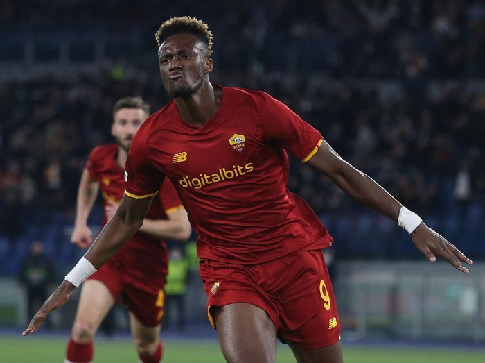 ROME, ITALY - APRIL 14:  Tammy Abraham of AS Roma celebrates after scoring the opening goal during the UEFA Conference League Quarter Final leg two match between AS Roma and FK Bodo/Glimt at Olimpico Stadium on April 14, 2022 in Rome, Italy.  (Photo by Paolo Bruno/Getty Images)