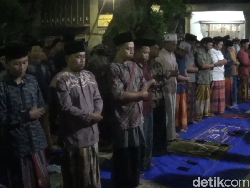 Tarawih Kilat di Blitar, 23 Rakaat Tak Sampai 10 Menit
