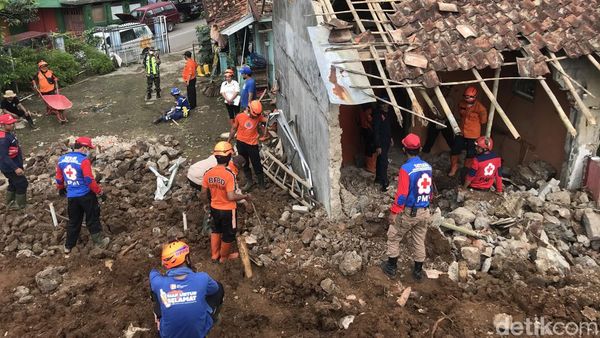 Tembok Penahan Tanah Jebol, Satu Keluarga di Sukabumi Tertimbun Longsor