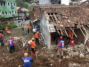 Tembok Penahan Tanah Jebol, Satu Keluarga di Sukabumi Tertimbun Longsor