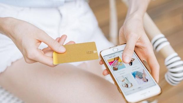 Tidak Membawa ATM dan Kartu Kredit Ketika Berbelanja / foto : pexels.com/OlyaKobruseva