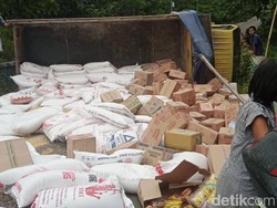 Truk Muatan Sembako Terguling di Ponorogo, Ini Penyebabnya