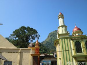 Gereja-Masjid Berhadapan: Ibadah Jumat Agung Lebih Pagi untuk Hormati Jumatan Gereja-Masjid Berhadapan: Ibadah Jumat Agung Lebih Pagi untuk Hormati Jumatan