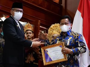 Wali Kota Banda Aceh Terima Anugerah Prof A Majid Ibrahim Ke-VIII