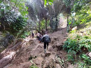 Detik-detik Terjangan Longsor yang Isolasi 300 Jiwa di Bandung Barat