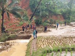 Bocah 8 Tahun Hilang Tertimbun Longsor di Bandung Barat