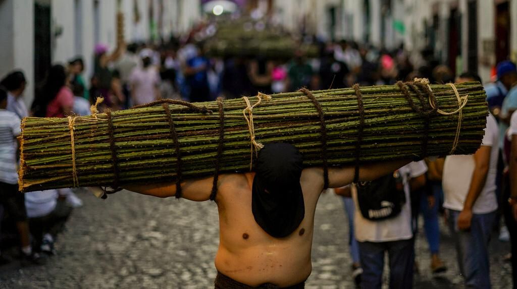 Yesus di Meksiko Bawa Seikat Ranting Berduri Saat Prosesi Jalan Salib