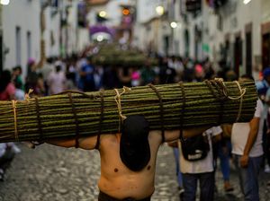 Yesus di Meksiko Bawa Seikat Ranting Berduri Saat Prosesi Jalan Salib