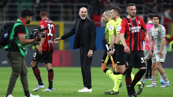 MILAN, ITALY - APRIL 15: Stefano Pioli, Head Coach of AC Milan celebrates after their sides victory during the Serie A match between AC Milan and Genoa CFC at Stadio Giuseppe Meazza on April 15, 2022 in Milan, Italy. (Photo by Marco Luzzani/Getty Images)