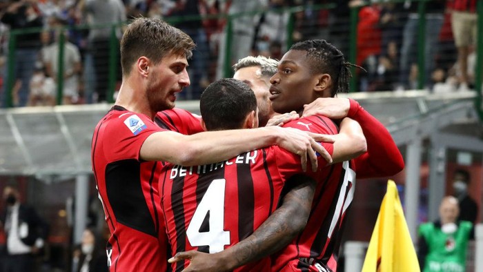MILAN, ITALY - APRIL 15: Rafael Leao of AC Milan celebrates with teammates after scoring their teams first goal during the Serie A match between AC Milan and Genoa CFC at Stadio Giuseppe Meazza on April 15, 2022 in Milan, Italy. (Photo by Marco Luzzani/Getty Images)