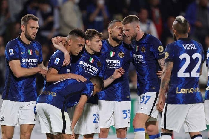 AC Milan dan Inter Milan MILAN, ITALY - APRIL 15: Rafael Leao of AC Milan celebrates with teammates after scoring their team's first goal during the Serie A match between AC Milan and Genoa CFC at Stadio Giuseppe Meazza on April 15, 2022 in Milan, Italy. (Photo by Marco Luzzani/Getty Images)