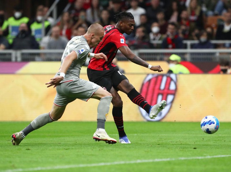 MILAN, ITALY - APRIL 15: Rafael Leao of AC Milan celebrates with teammates after scoring their team's first goal during the Serie A match between AC Milan and Genoa CFC at Stadio Giuseppe Meazza on April 15, 2022 in Milan, Italy. (Photo by Marco Luzzani/Getty Images)