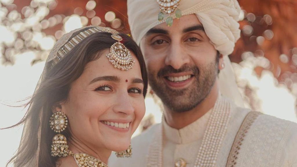 Senyum Bahagia Alia Bhatt dan Ranbir Kapoor di Hari Pernikahan