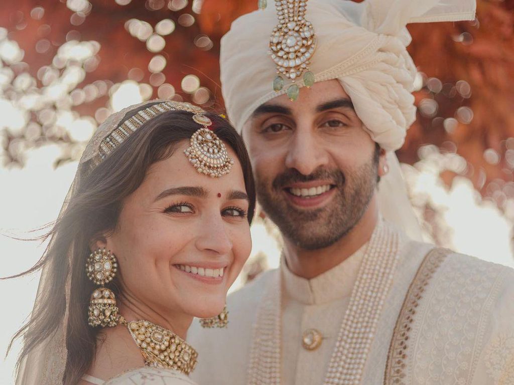 Senyum Bahagia Alia Bhatt dan Ranbir Kapoor di Hari Pernikahan