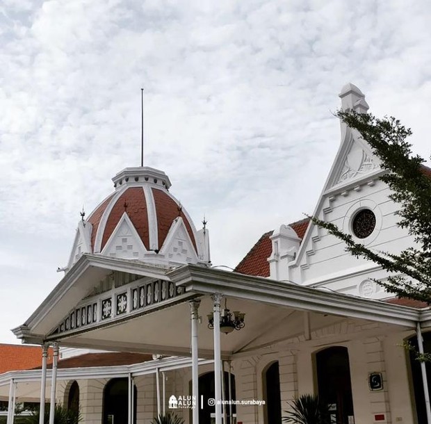 Alun-alun Surabaya merupakan kawasan yang memiliki banyak destinasi favorit, salah satunya basement alun-alun
