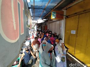 Perjuangan Demi Minyak Goreng, Pedagang Ini Antre Sejak Sahur
