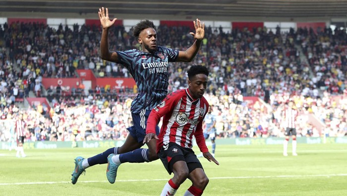 Arsenals Nuno Tavares, left, and Southamptons Kyle Walker-Peters battle for the ball during their English Premier League soccer match at St Marys, Southampton, England, Saturday, April 16, 2022. (Kieran Cleeves/PA via AP)