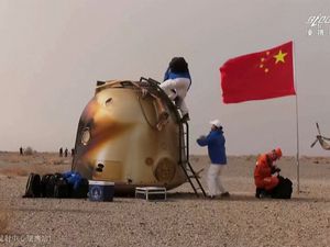 Momen 3 Astronaut China Mendarat di Bumi Usai Jalani Misi Terlama Momen 3 Astronaut China Mendarat di Bumi Usai Jalani Misi Terlama