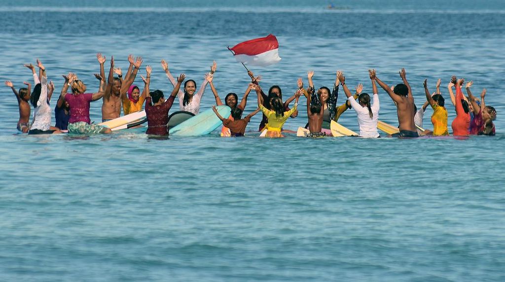 Puluhan Peselancar Wanita di Bali Pakai Kebaya Jelang Hari Kartini Puluhan Peselancar Wanita di Bali Pakai Kebaya Jelang Hari Kartini