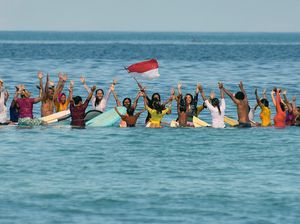 Puluhan Peselancar Wanita di Bali Pakai Kebaya Jelang Hari Kartini Puluhan Peselancar Wanita di Bali Pakai Kebaya Jelang Hari Kartini
