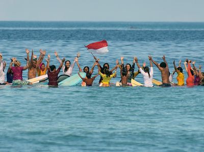 Puluhan Peselancar Wanita di Bali Pakai Kebaya Jelang Hari Kartini