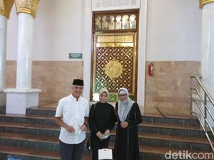Ganjar Nyekar Makam Bung Karno Usai Tarawih di Blitar Rasa Madinah