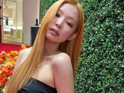 7 Gaya Rambut Artis KPop Jadi Tren di 2022, Jennie BLACKPINK Warna Oranye