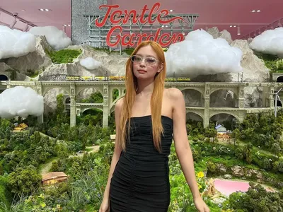 Pesona Jennie BLACKPINK dengan Gaun Hitam dan Rambut Oranye