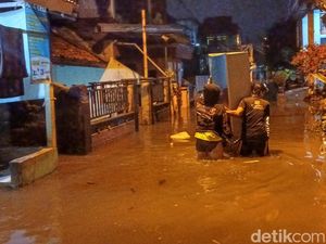 Sungai Citarum Meluap, Warga Desa Dayeuhkolot Kebanjiran