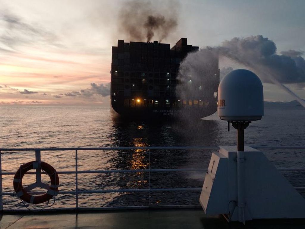 Kapal Kontainer dari Arab Saudi Terbakar di Perairan Sabang
