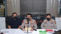 Momen Amaq Sinta Cium Tangan Kapolda NTB Usai Dicabut Status Tersangka