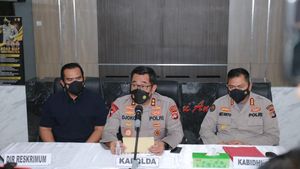 Momen Amaq Sinta Cium Tangan Kapolda NTB Usai Dicabut Status Tersangka