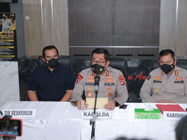 Momen Amaq Sinta Cium Tangan Kapolda NTB Usai Dicabut Status Tersangka
