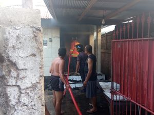 Ditinggal Mekiis, Rumah Warga Seririt Ludes Dilalap Api