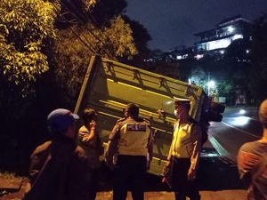 Mobil Boks Terguling di Jalur Denpasar-Gilimanuk