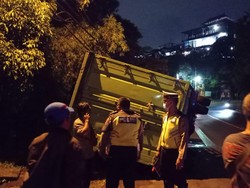 Mobil Boks Terguling di Jalur Denpasar-Gilimanuk