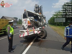 Sopir Ngantuk, Trailer Tabrak Truk di Tol Sidoarjo hingga Bikin Macet