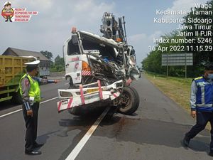 Sopir Ngantuk, Trailer Tabrak Truk di Tol Sidoarjo hingga Bikin Macet Sopir Ngantuk, Trailer Tabrak Truk di Tol Sidoarjo hingga Bikin Macet