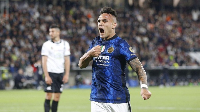 LA SPEZIA, ITALY - APRIL 15: Lautaro Martínez of FC Internazionale celebrates after scoring the second goal of his team during the Serie A match between Spezia Calcio and FC Internazionale at Stadio Alberto Picco on April 15, 2022 in La Spezia, Italy.  (Photo by Gabriele Maltinti/Getty Images)